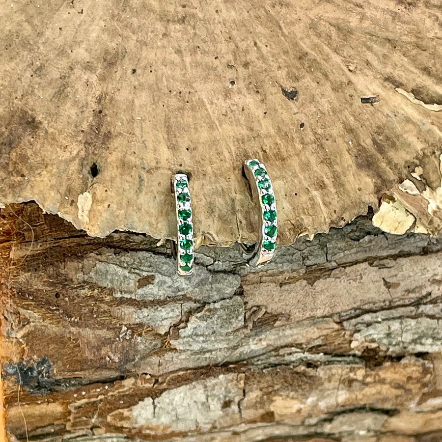 Boucles d’oreilles femme GREEN GOSSIP – créoles rondes 11 mm, zircons verts façon émeraude et argent 925 – bijoux fait main en argent 925 | Pitch & Néo
