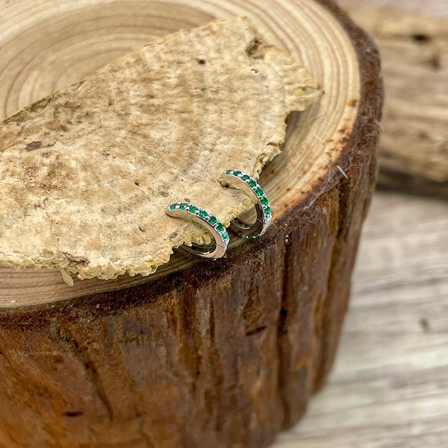 Boucles d’oreilles femme GREEN GOSSIP – créoles rondes 11 mm, zircons verts façon émeraude et argent 925 – bijoux fait main en argent 925 | Pitch & Néo