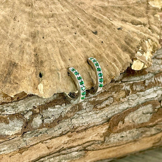 Boucles d’oreilles femme GREEN GOSSIP – créoles rondes 11 mm, zircons verts façon émeraude et argent 925 – bijoux fait main en argent 925 | Pitch & Néo