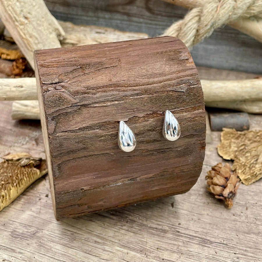 Boucles d’oreilles femme NO MORE TEARS, GIRLS!!! – puces gouttes massives en argent 925 – bijoux fait main en argent 925 | Pitch & Néo