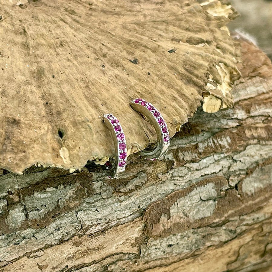Boucles d’oreilles femme PINK ISSUES – créoles rondes 11 mm, zircons fuchsia façon rubis et argent 925 – bijoux fait main en argent 925 | Pitch & Néo