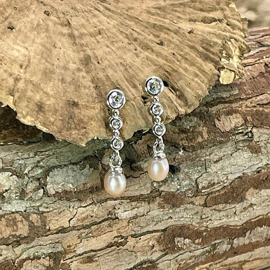 Boucles d’oreilles femme PINK PLEASE – pendantes zircons sertis clos et perles de culture rose, argent 925Les boucles d’oreilles PINK PLEASE ne sont pas là pour faire de la figuration. – bijoux fait main en argent 925 | Pitch & Néo