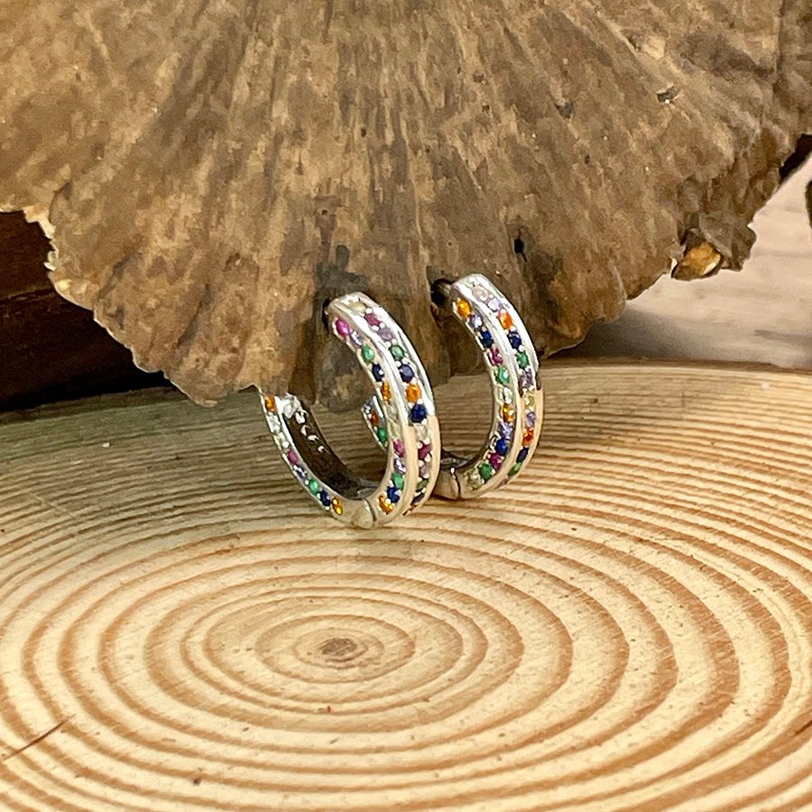 Boucles d’oreilles femme PLAY DIRTY, SHINE MORE – mini créoles 14 mm, zircons multicolores sertis intégralement et argent 925 – bijoux fait main en argent 925 | Pitch & Néo