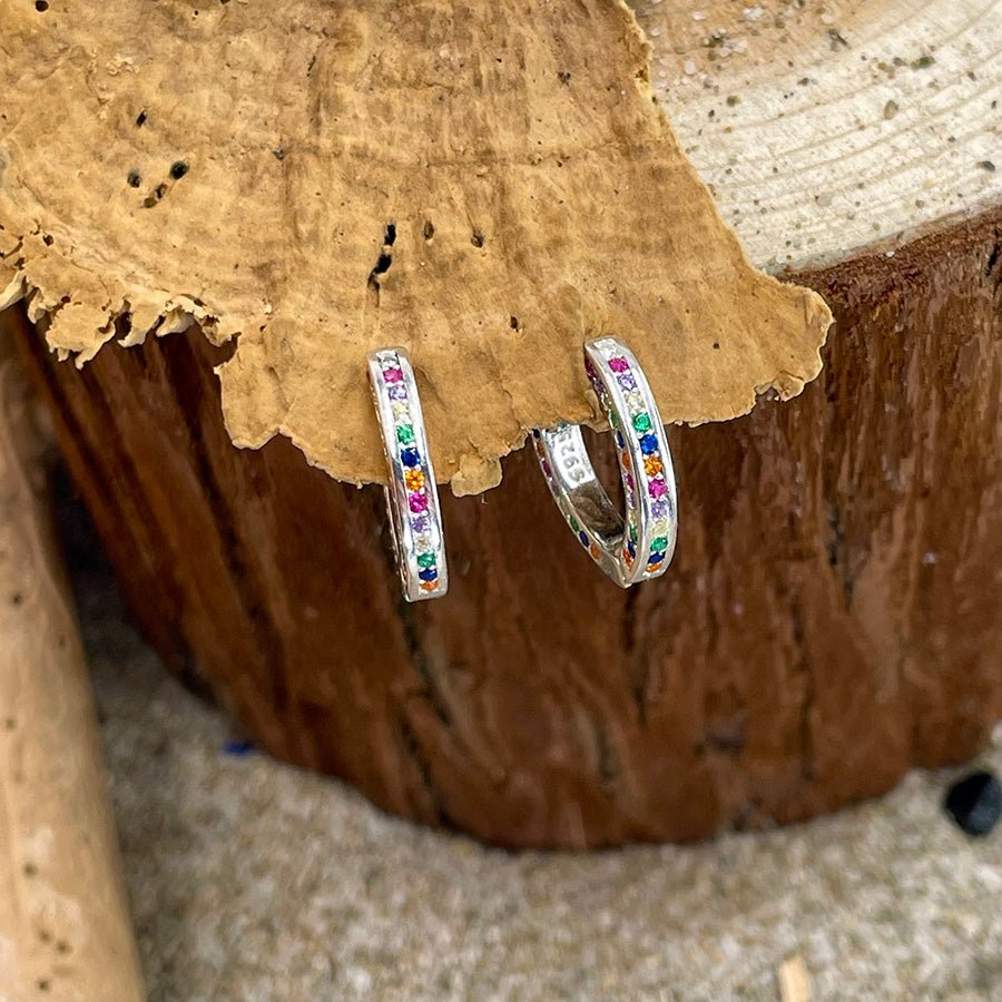 Boucles d’oreilles femme PLAY DIRTY, SHINE MORE – mini créoles 14 mm, zircons multicolores sertis intégralement et argent 925 – bijoux fait main en argent 925 | Pitch & Néo