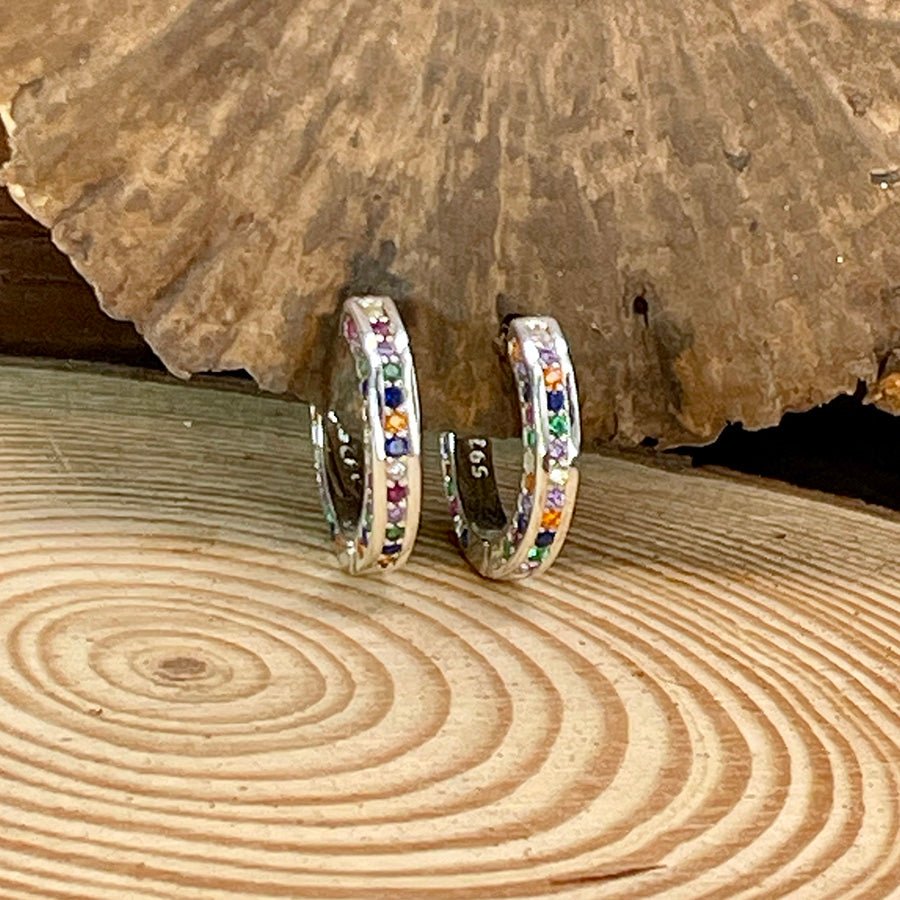 Boucles d’oreilles femme PLAY DIRTY, SHINE MORE – mini créoles 14 mm, zircons multicolores sertis intégralement et argent 925 – bijoux fait main en argent 925 | Pitch & Néo