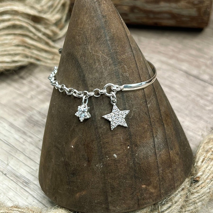 Bracelet demi - jonc femme CARE LEVEL: ZERO – demi - jonc argent 925, chaîne jaseron et pendentifs étoiles en zircon, argent 925 – bijoux fait main en argent 925 | Pitch & Néo