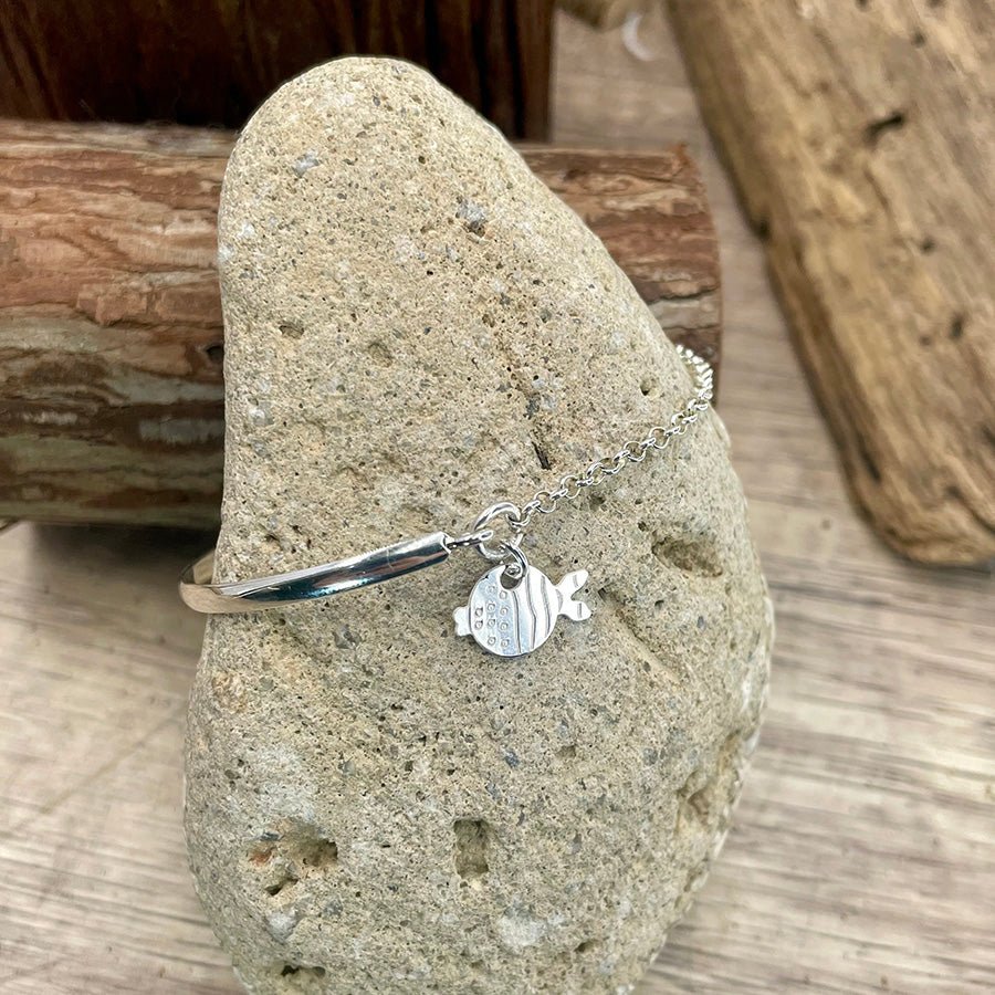 Bracelet demi - jonc femme JUST KEEP SWIMMING – demi - jonc argent 925, chaîne jaseron et pendentif poisson, argent 925 – bijoux fait main en argent 925 | Pitch & Néo
