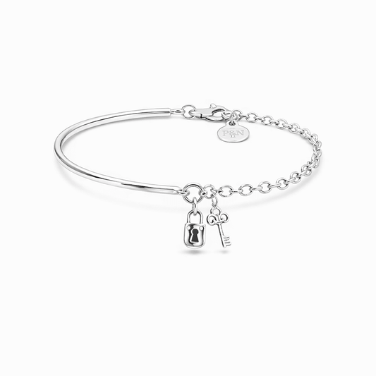 Bracelet demi - jonc femme LOCKED IN LOVE – demi - jonc, chaîne maille vénitienne et charms clé & cadenas, argent 925 – bijoux fait main en argent 925 | Pitch & Néo