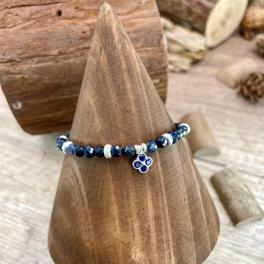 Bracelet femme AFTER MIDNIGHT, CALL MY JEWELER – perles de saphir facettées, pendentif trèfle zircon bleu et argent 925 – bijoux fait main en argent 925 | Pitch & Néo