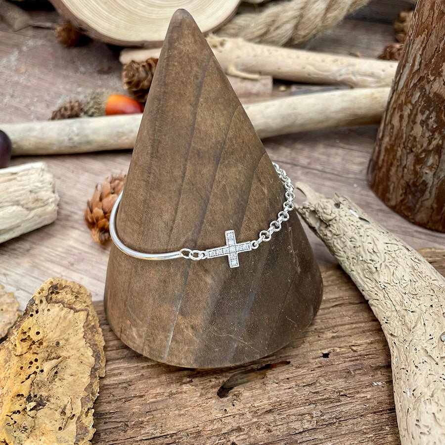 Bracelet femme BAD GIRL PRAY HARD – demi - jonc argent 925, croix pavée & chaîne jaseron – bijoux fait main en argent 925 | Pitch & Néo