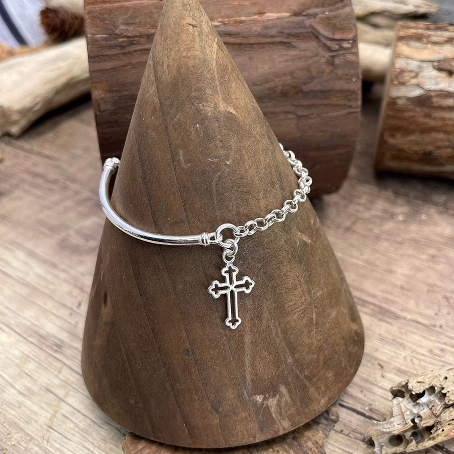 Bracelet femme BLESS ME, PRETTY DAMNED – demi - jonc argent 925, croix baroque & chaîne jaseron – bijoux fait main en argent 925 | Pitch & Néo