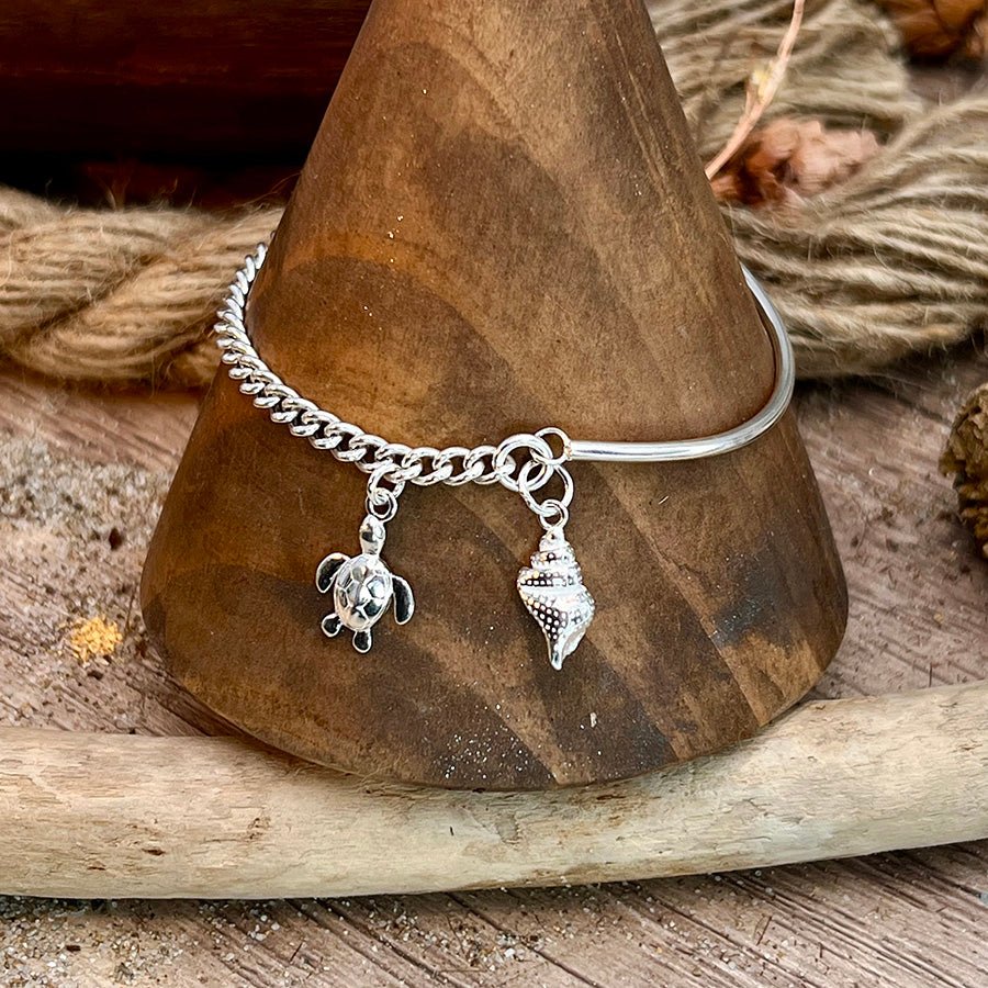 Bracelet femme demi - jonc BAHAMAS, BAE & BLING – maille gourmette épaisse, pampilles tortue et coquillage, argent 925 – bijoux fait main en argent 925 | Pitch & Néo