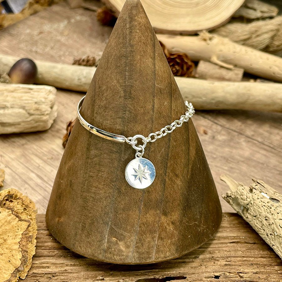 Bracelet femme demi - jonc en argent 925 – STEAL MY WAY, médaille rose des vents & chaîne jaseron – bijoux fait main en argent 925 | Pitch & Néo