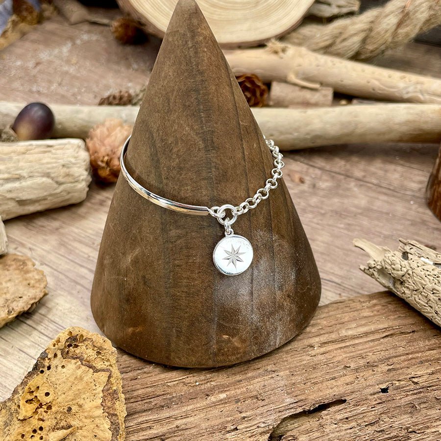 Bracelet femme demi - jonc en argent 925 – STEAL MY WAY, médaille rose des vents & chaîne jaseron – bijoux fait main en argent 925 | Pitch & Néo