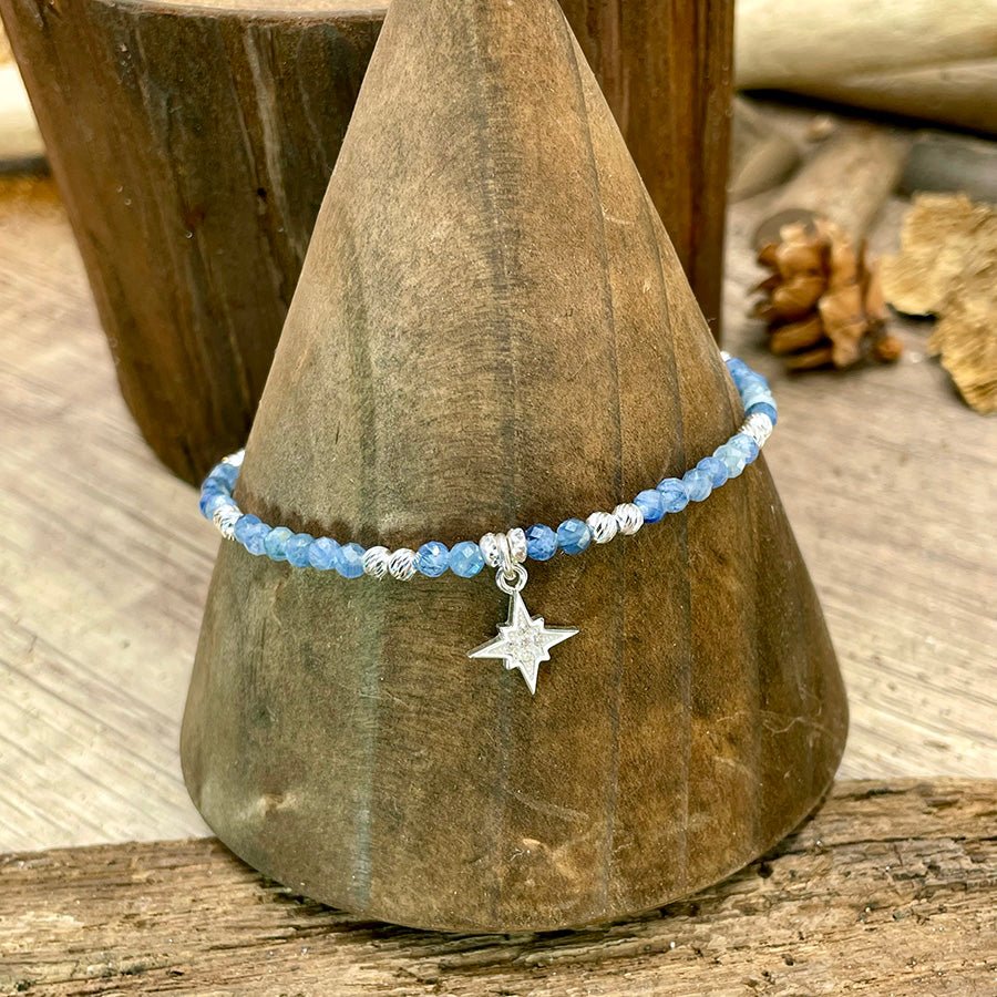 Bracelet femme en perles de cyanite et argent 925 – FOLLOW MY NORTH, étoile polaire pavée & perles diamantées scintillantes – bijoux fait main en argent 925 | Pitch & Néo