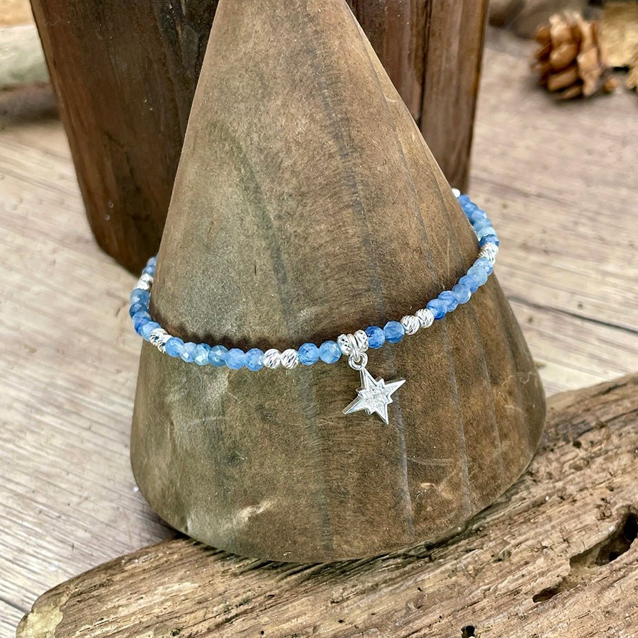 Bracelet femme en perles de cyanite et argent 925 – FOLLOW MY NORTH, étoile polaire pavée & perles diamantées scintillantes – bijoux fait main en argent 925 | Pitch & Néo