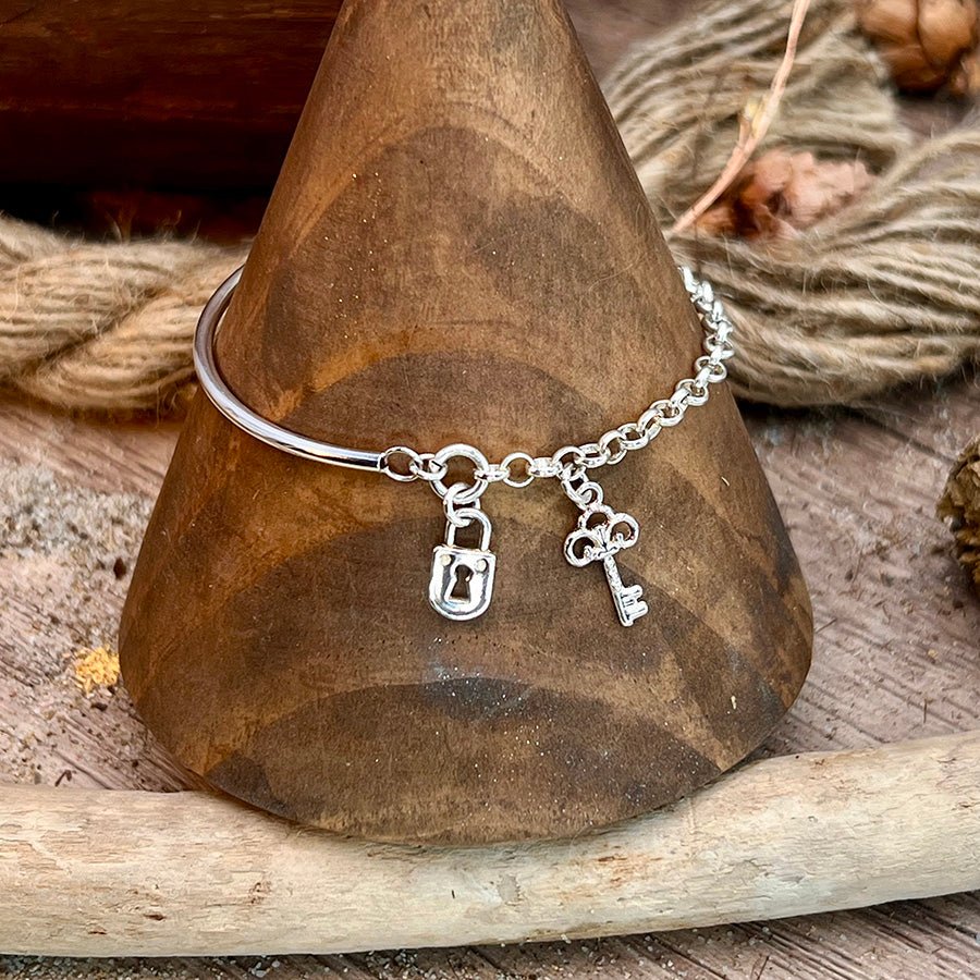 Bracelet femme LOCKED IN LOVE – demi - jonc martelé, maille vénitienne et charms clé & cadenas en argent 925 – bijoux fait main en argent 925 | Pitch & Néo