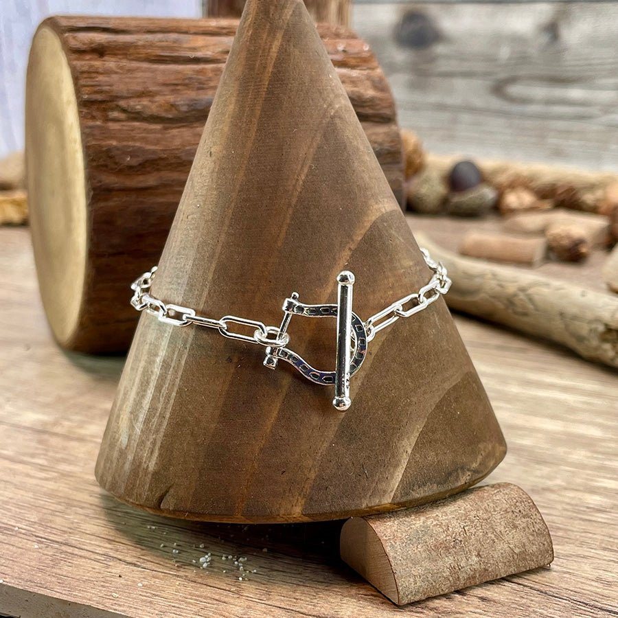 Bracelet femme LUCK OFF, BOYS! – maille rectangulaire & fermoir toggle fer à cheval gravé et argent 925 – bijoux fait main en argent 925 | Pitch & Néo