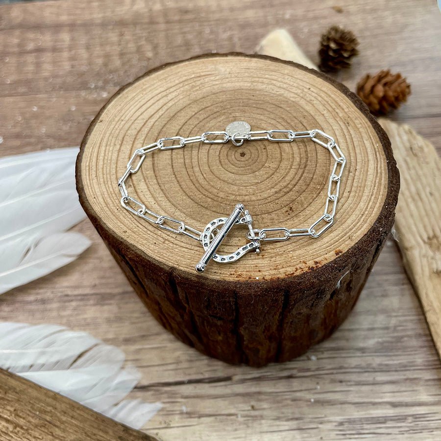 Bracelet femme LUCK OFF, BOYS! – maille rectangulaire & fermoir toggle fer à cheval gravé et argent 925 – bijoux fait main en argent 925 | Pitch & Néo