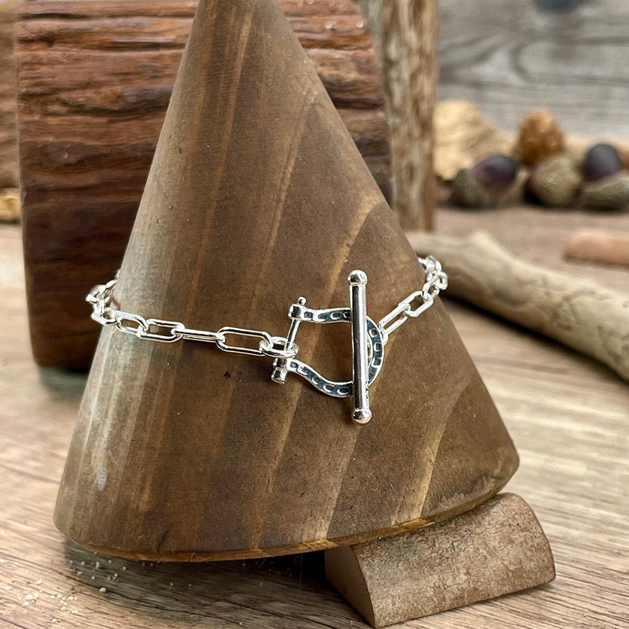 Bracelet femme LUCK OFF, BOYS! – maille rectangulaire & fermoir toggle fer à cheval gravé et argent 925 – bijoux fait main en argent 925 | Pitch & Néo