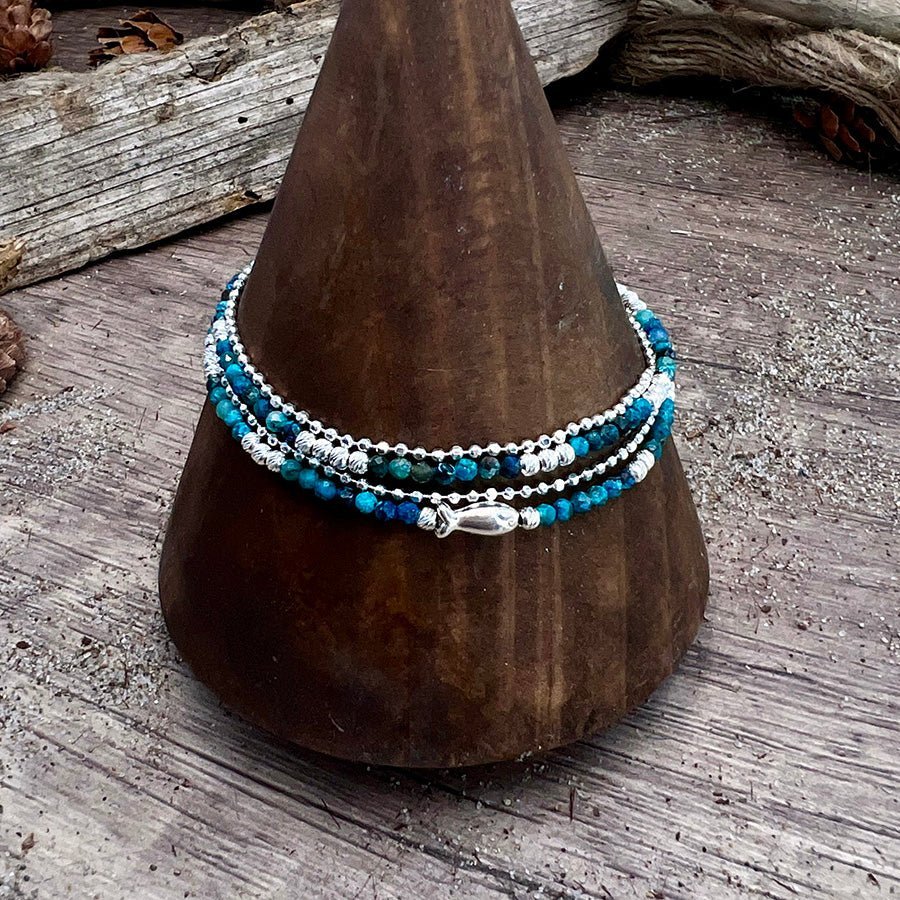 Bracelet femme multi - rang AZURITE ON THE BEACH – perles d’azurite facettée, chaîne boules facettées argent 925 et pendentif poisson miroir – bijoux fait main en argent 925 | Pitch & Néo