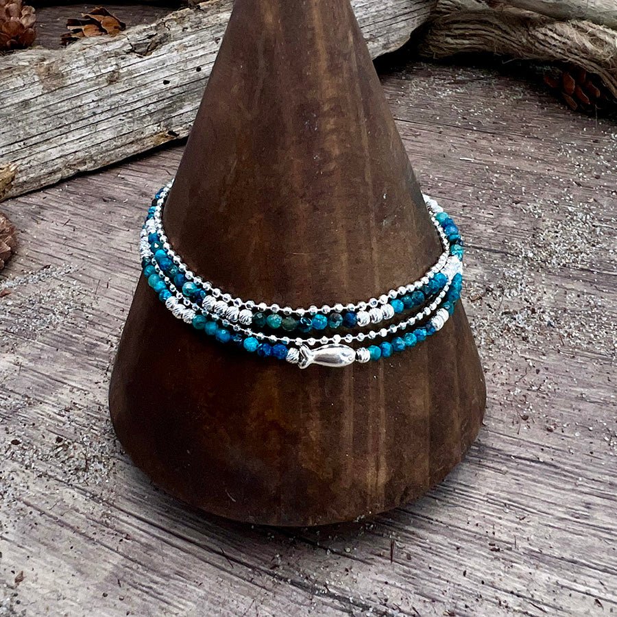Bracelet femme multi - rang AZURITE ON THE BEACH – perles d’azurite facettée, chaîne boules facettées argent 925 et pendentif poisson miroir – bijoux fait main en argent 925 | Pitch & Néo