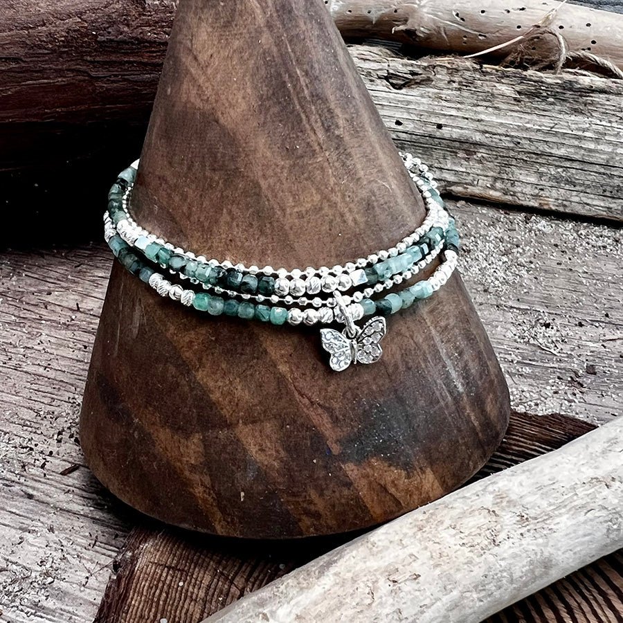 Bracelet femme multi - rang BUTTERFLY, BUT MAKE IT RICH – perles d’émeraude, pendentif papillon pavé et argent 925 – bijoux fait main en argent 925 | Pitch & Néo