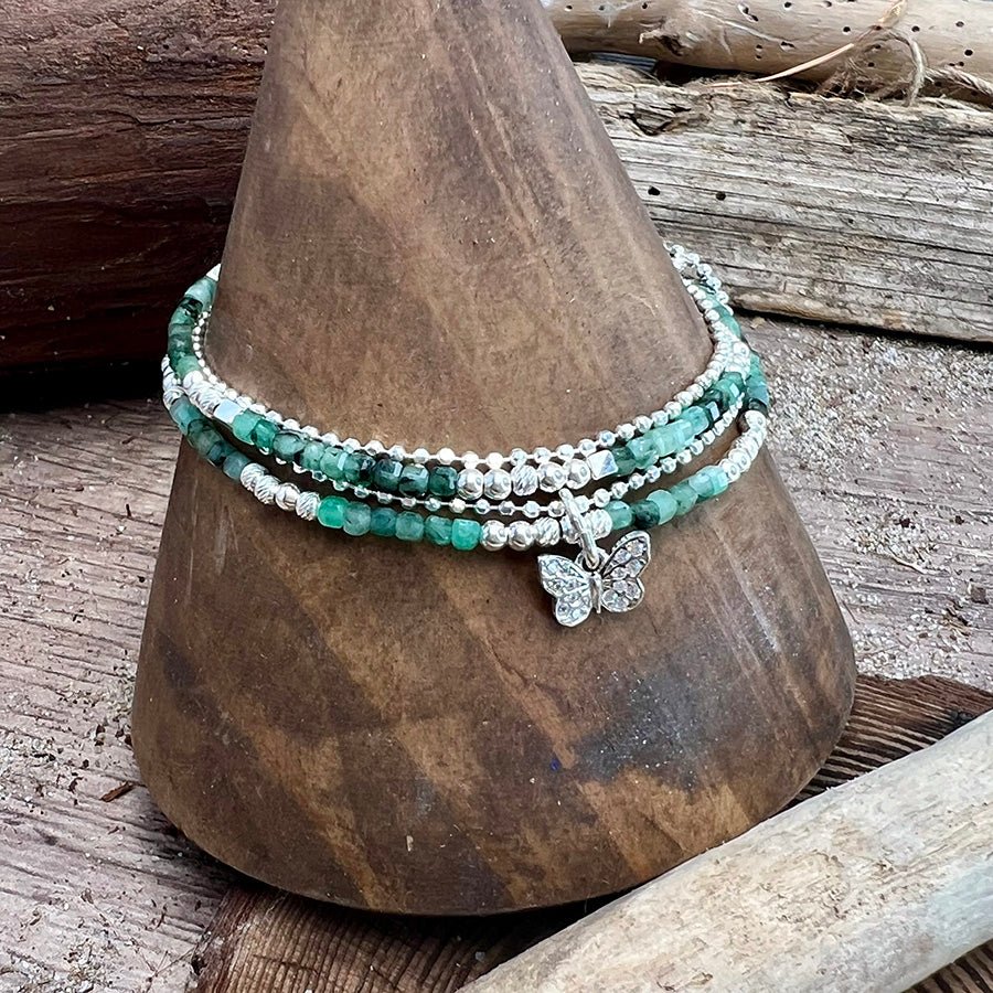 Bracelet femme multi - rang BUTTERFLY, BUT MAKE IT RICH – perles d’émeraude, pendentif papillon pavé et argent 925 – bijoux fait main en argent 925 | Pitch & Néo
