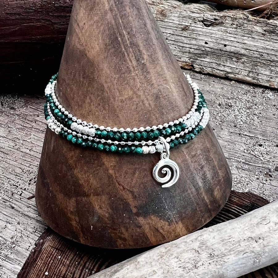 Bracelet femme multi - rang DIZZY & TIPSY – perles de malachite, pendentif spirale argent 925 et finitions argent – bijoux fait main en argent 925 | Pitch & Néo
