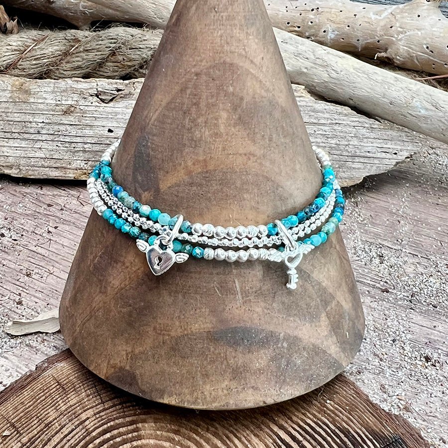 bracelet femme multi - rang DON’T TEXT, I’M TANNING – perles d'azurite, pendentifs cadenas cœur ailé et clé ailée, chaîne boules facettées et argent 925 – bijoux fait main en argent 925 | Pitch & Néo