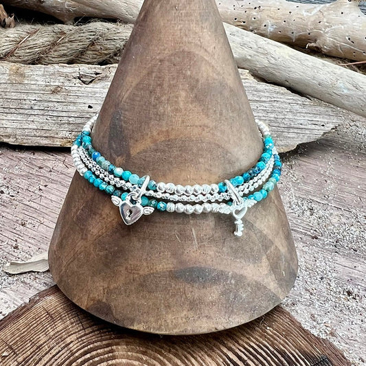 bracelet femme multi - rang DON’T TEXT, I’M TANNING – perles d'azurite, pendentifs cadenas cœur ailé et clé ailée, chaîne boules facettées et argent 925 – bijoux fait main en argent 925 | Pitch & Néo