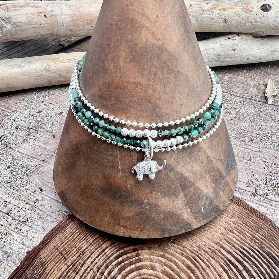 Bracelet femme multi - rang ELEPHANT IN THE ROOM – perles d’émeraude naturelle, pendentif éléphant zircon et argent 925 – bijoux fait main en argent 925 | Pitch & Néo