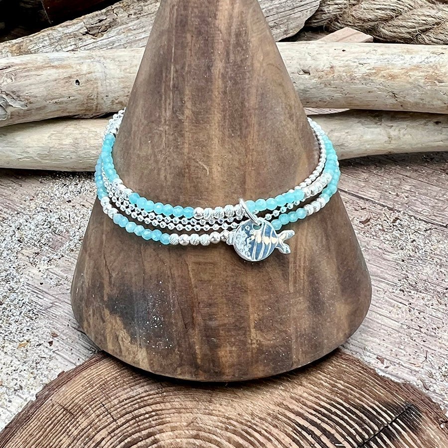 Bracelet femme multi - rang FISH & CHIC – perles d’amazonite facettées, pendentif poisson et argent 925 – bijoux fait main en argent 925 | Pitch & Néo