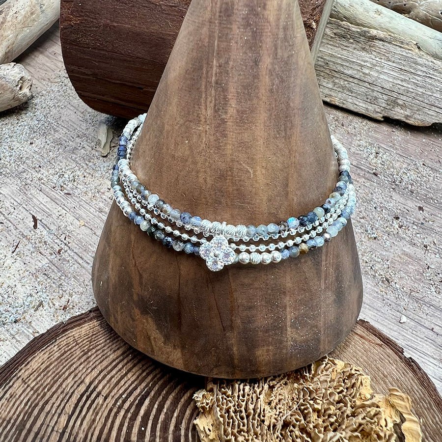 Bracelet femme multi - rang LUCKY & LIT – perles d’iolite facettées, pendentif trèfle zircon façon diamant et argent 925 – bijoux fait main en argent 925 | Pitch & Néo