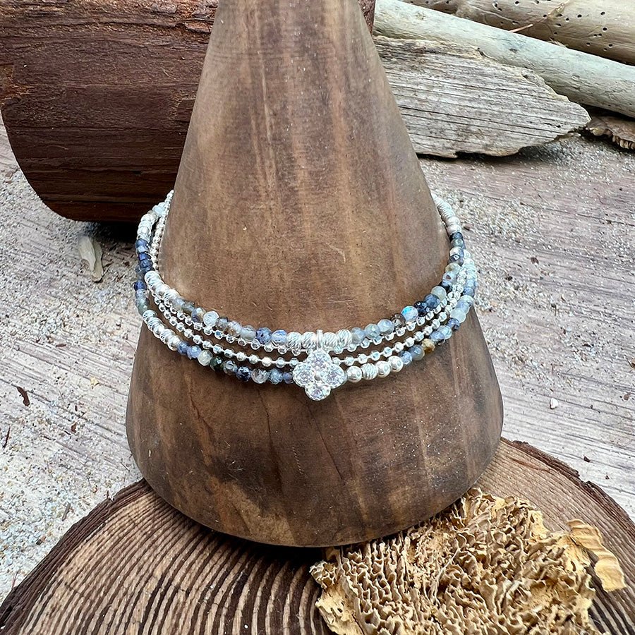 Bracelet femme multi - rang LUCKY & LIT – perles d’iolite facettées, pendentif trèfle zircon façon diamant et argent 925 – bijoux fait main en argent 925 | Pitch & Néo