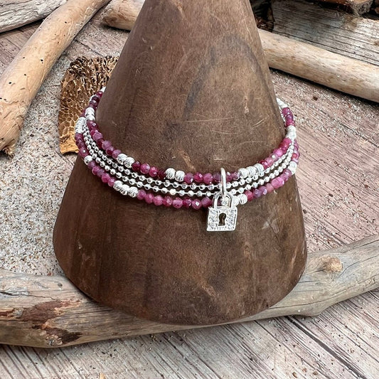 Bracelet femme multi - rang PRIVATE RUBY CLUB – perles de rubis framboise, perles argent 925 et pendentif cadenas serti de zircons – bijoux fait main en argent 925 | Pitch & Néo