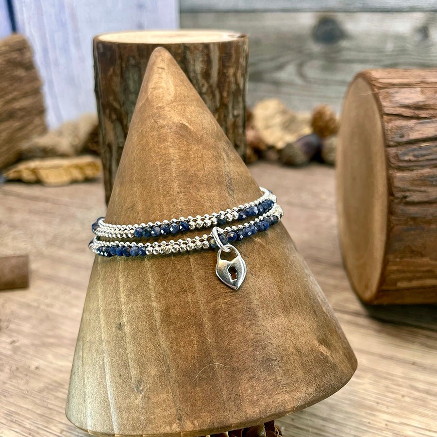 Bracelet femme multi - rang SAPPHIRE, SO WHAT – perles de saphir facettées, pendentif cadenas cœur et argent 925 – bijoux fait main en argent 925 | Pitch & Néo