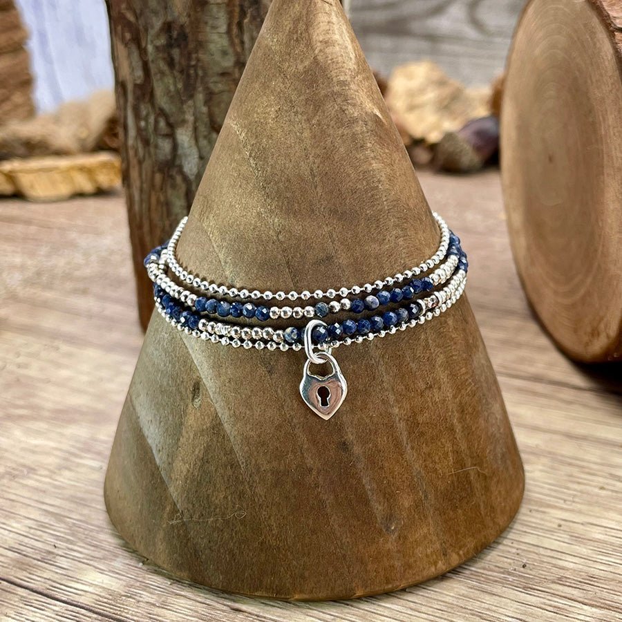 Bracelet femme multi - rang SAPPHIRE, SO WHAT – perles de saphir facettées, pendentif cadenas cœur et argent 925 – bijoux fait main en argent 925 | Pitch & Néo