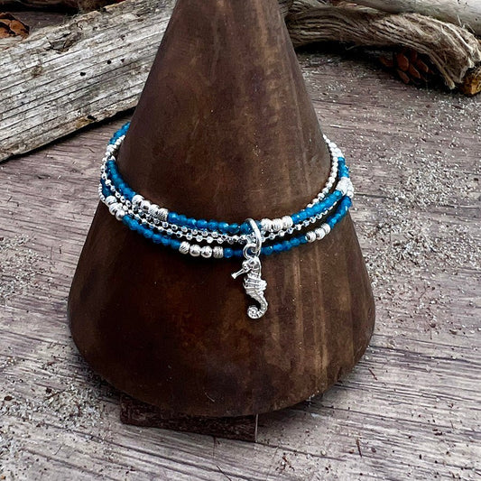 Bracelet femme multi - rang SEAHORSE & SEA BOSS – perles d’apatite facettée, pampille hippocampe et argent 925 – bijoux fait main en argent 925 | Pitch & Néo