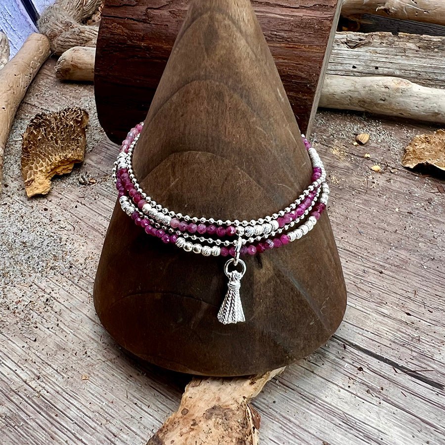 Bracelet femme multi - rang SHAKE IT LIKE RUBY – perles de rubis, pendentif pompon argent et chaîne boules facettées scintillantes – bijoux fait main en argent 925 | Pitch & Néo