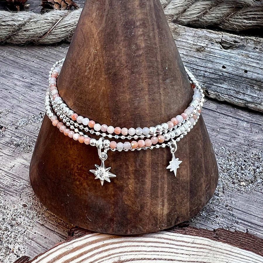 Bracelet femme multi - rang SHINE ME UP, SUNRISE – perles d’aventurine rose, pendentifs étoile du Nord et argent 925 – bijoux fait main en argent 925 | Pitch & Néo