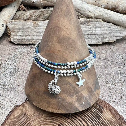 bracelet femme multi - rang STAY SALTY, SWIM EXPENSIVE – perles de chrysocolle facettées, pendentifs étoile de mer et oursin en argent 925, chaîne boules facettées scintillantes – bijoux fait main en argent 925 | Pitch & Néo