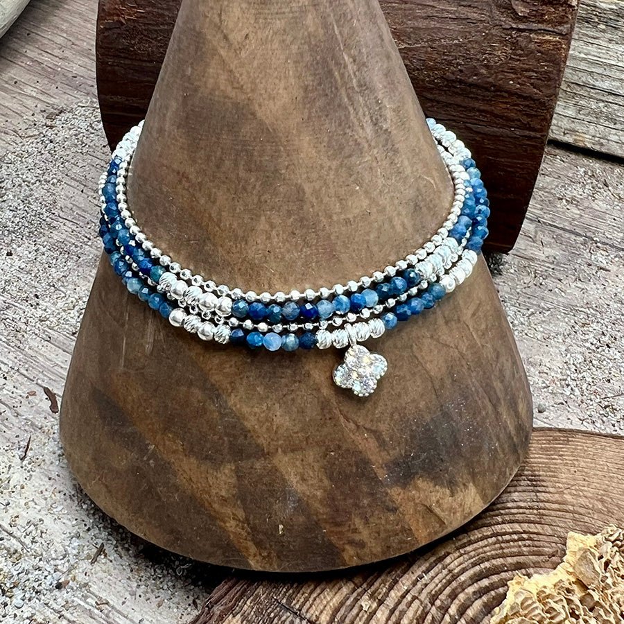 Bracelet femme multi - rang SUCCESS IS MINE, BABE – perles de cyanite facettées, pendentif trèfle zircon et argent 925 – bijoux fait main en argent 925 | Pitch & Néo