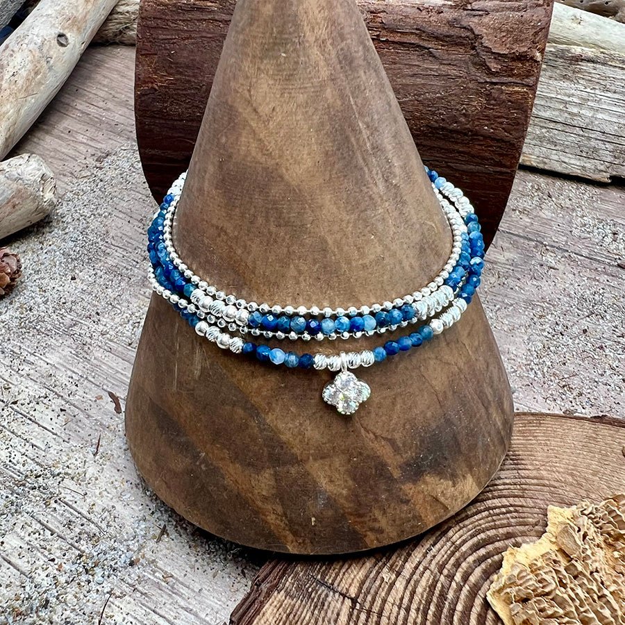 Bracelet femme multi - rang SUCCESS IS MINE, BABE – perles de cyanite facettées, pendentif trèfle zircon et argent 925 – bijoux fait main en argent 925 | Pitch & Néo