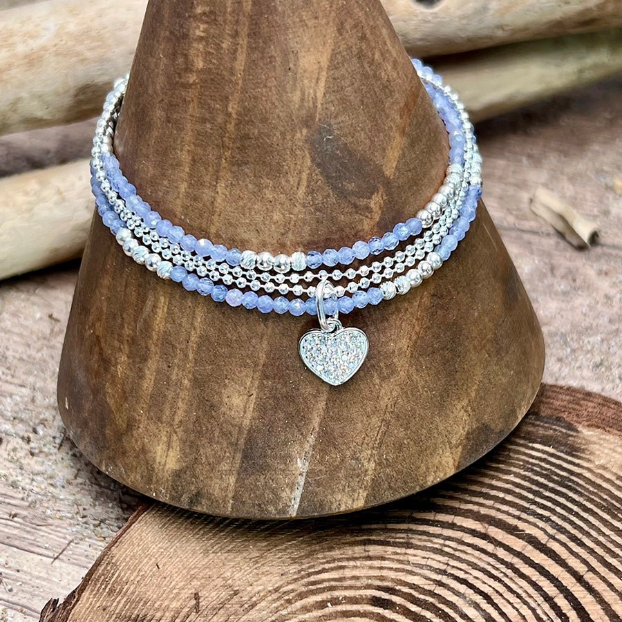 Bracelet femme multi - rang SUMMER HEARTBREAKER – perles de tanzanite facettées, pendentif cœur zircons et argent 925 – bijoux fait main en argent 925 | Pitch & Néo