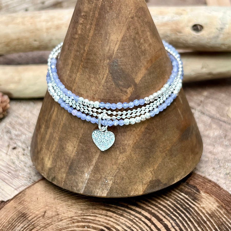 Bracelet femme multi - rang SUMMER HEARTBREAKER – perles de tanzanite facettées, pendentif cœur zircons et argent 925 – bijoux fait main en argent 925 | Pitch & Néo