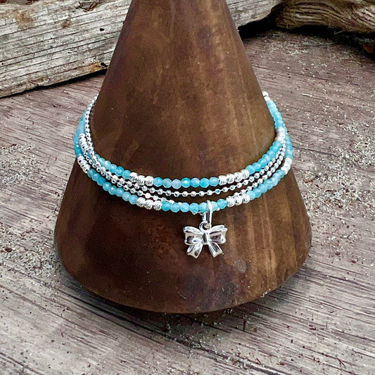 Bracelet femme multi - rang TIE ME UP, CÔTE D’AZUR – perles d’amazonite facettées, perles argent 925 et pendentif nœud – bijoux fait main en argent 925 | Pitch & Néo