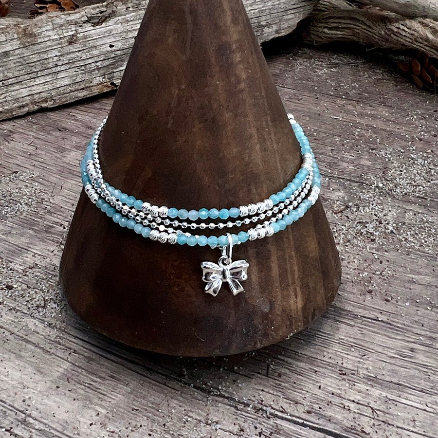 Bracelet femme multi - rang TIE ME UP, CÔTE D’AZUR – perles d’amazonite facettées, perles argent 925 et pendentif nœud – bijoux fait main en argent 925 | Pitch & Néo