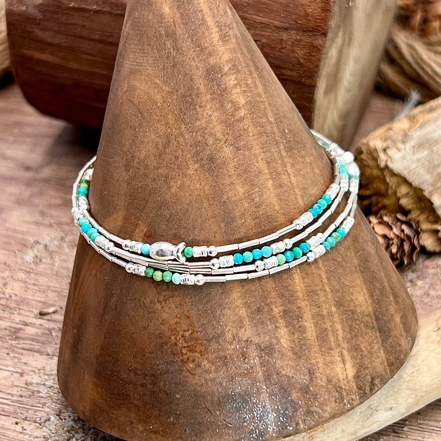 BRACELET femme multi - rang TURQUOISE ON THE ROCKS – perles de turquoise facettées, liquid silver et mini poissons argent 925 – bijoux fait main en argent 925 | Pitch & Néo