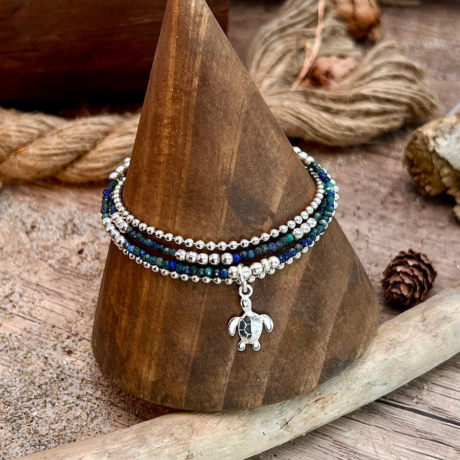 bracelet femme multi - rang TURTLE ON THE BEACH – perles de chrysocolle facettées, chaîne boules scintillantes argent 925 et pendentif tortue – bijoux fait main en argent 925 | Pitch & Néo
